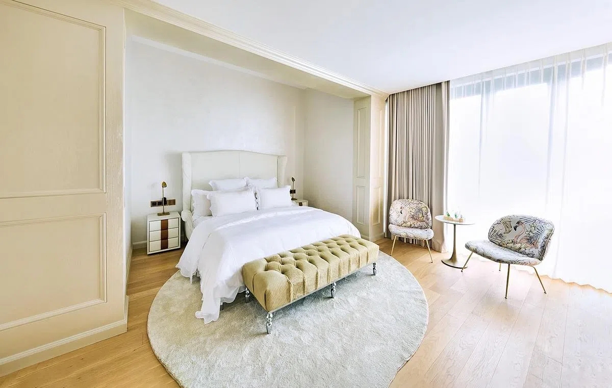 Phòng ngủ chính được kết nối khéo léo với phòng thay đồ, và các bức tường, được xử lý đặc biệt bằng bột ngọc trai, tạo ra những hiệu ứng thẩm mỹ khác nhau tùy thuộc vào ánh sáng.