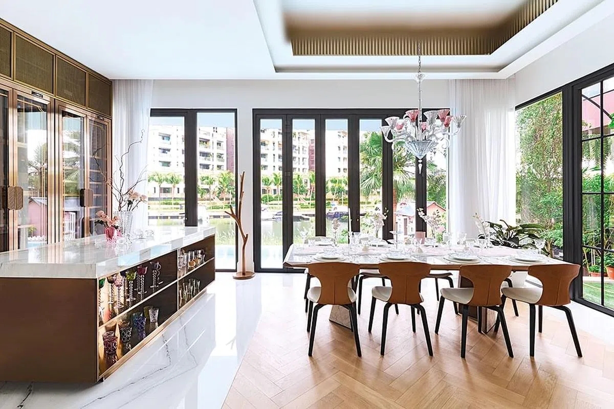 Người giúp việc của Jamie là một đầu bếp xuất sắc, và gia đình thường xuyên tổ chức các bữa tiệc tối tại nhà. Khu bếp mở được chia rõ ràng thành các khu vực: quầy cà phê mở ở phía trước và khu bếp chính ở phía sau.