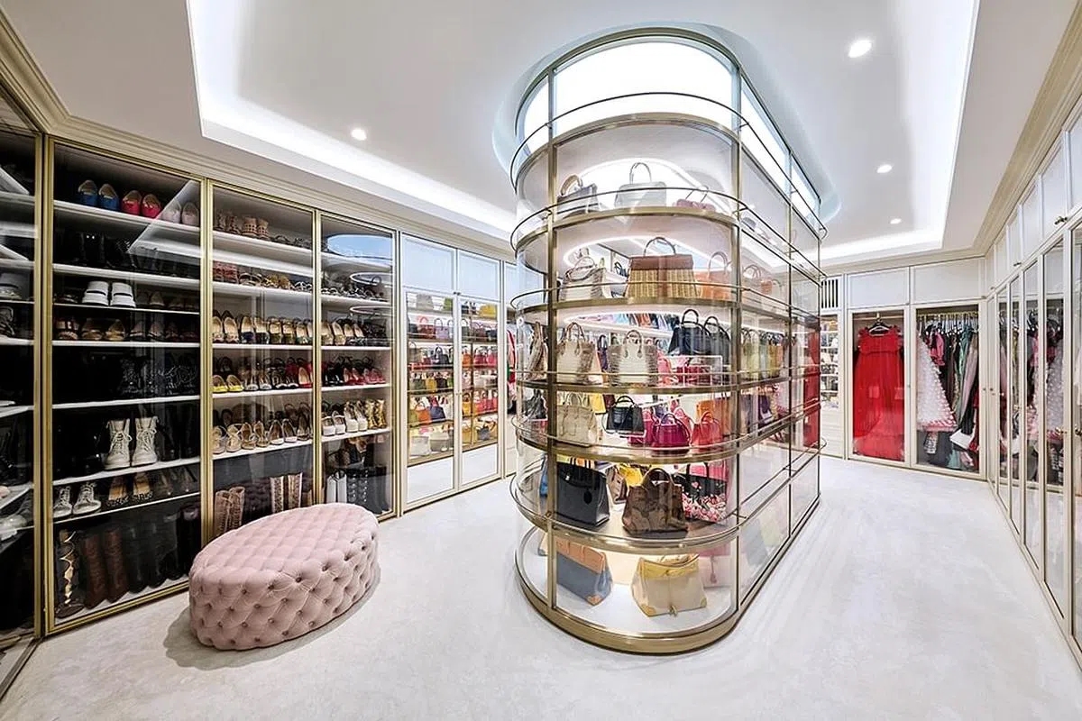 Hộp trưng bày túi xách trong suốt cong 360 độ không chỉ có dung tích lớn mà còn cho phép nhìn rõ tất cả các túi. 