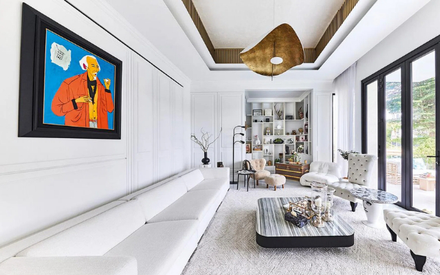 Không gian tối giản, được tô điểm bằng những vật dụng tinh tế và sang trọng, thể hiện gu thẩm mỹ tinh tế gợi nhớ đến phong cách Pháp cổ điển.