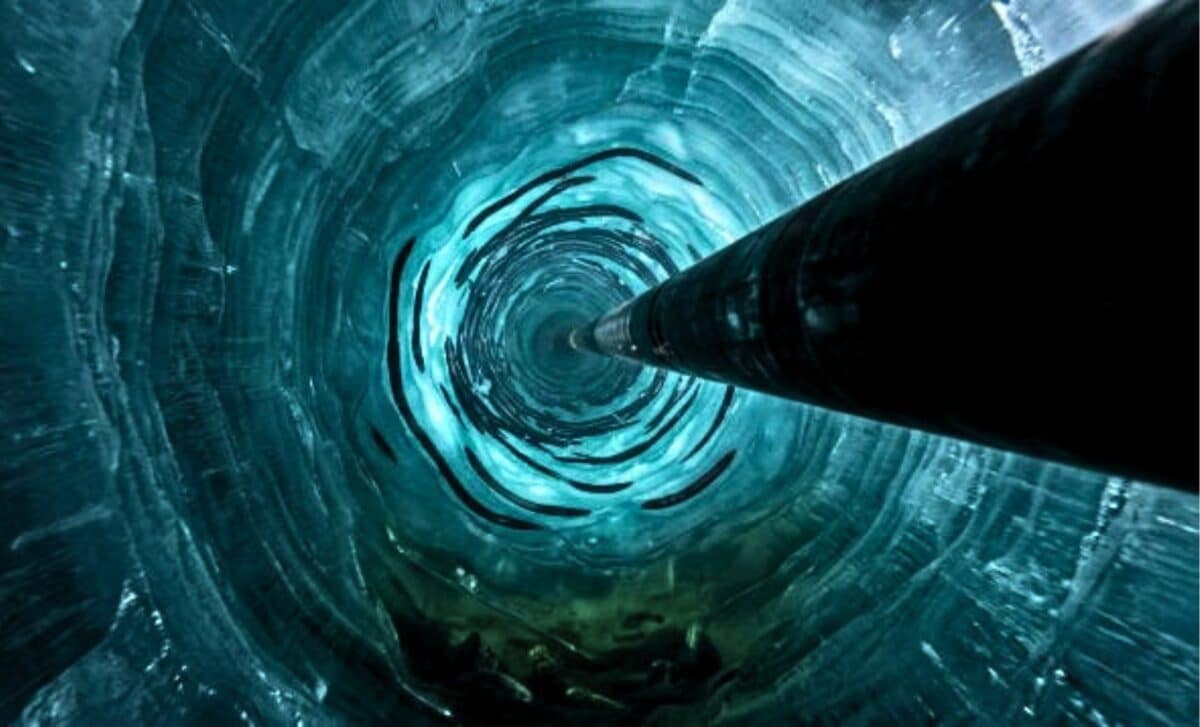   Hình ảnh bên dưới lớp băng từ thí nghiệm khoan nước nóng trên băng Nam Cực đầu tiên của Trung Quốc.  