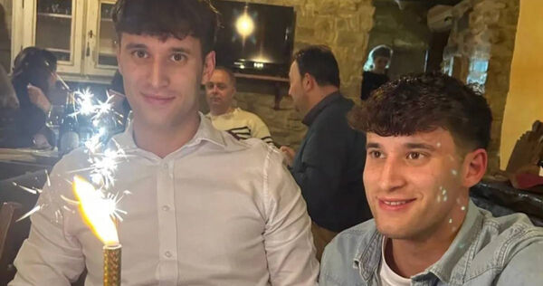 Hai anh em được tìm thấy trong tư thế ôm chặt nhau