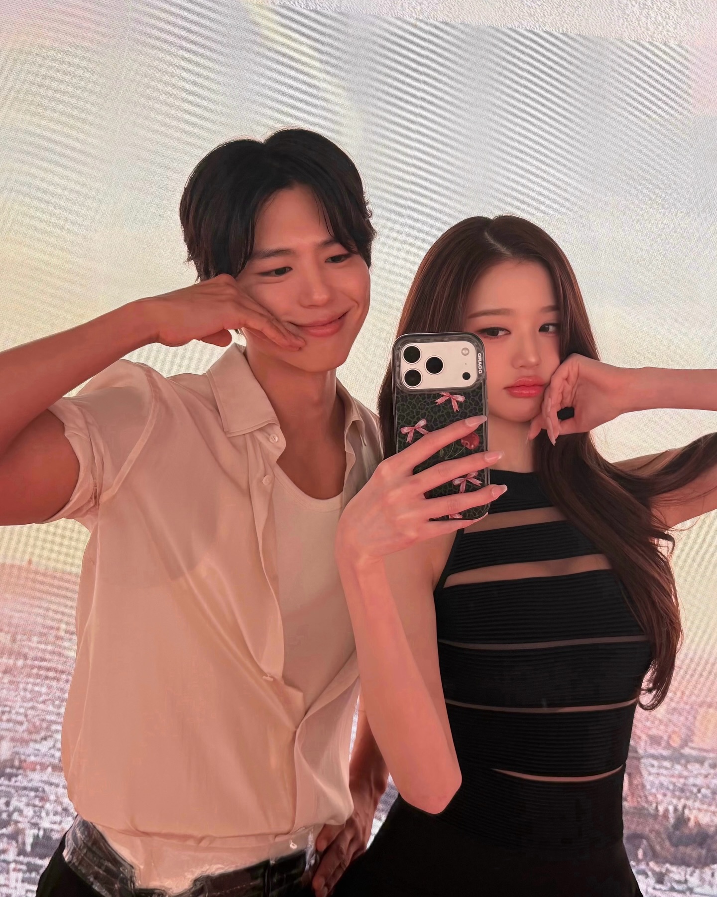 Park Bo Gum bị báo Hàn chê cười vì chiếc quần rộng phải quấn băng dính khỏi tuột giữa sự kiện