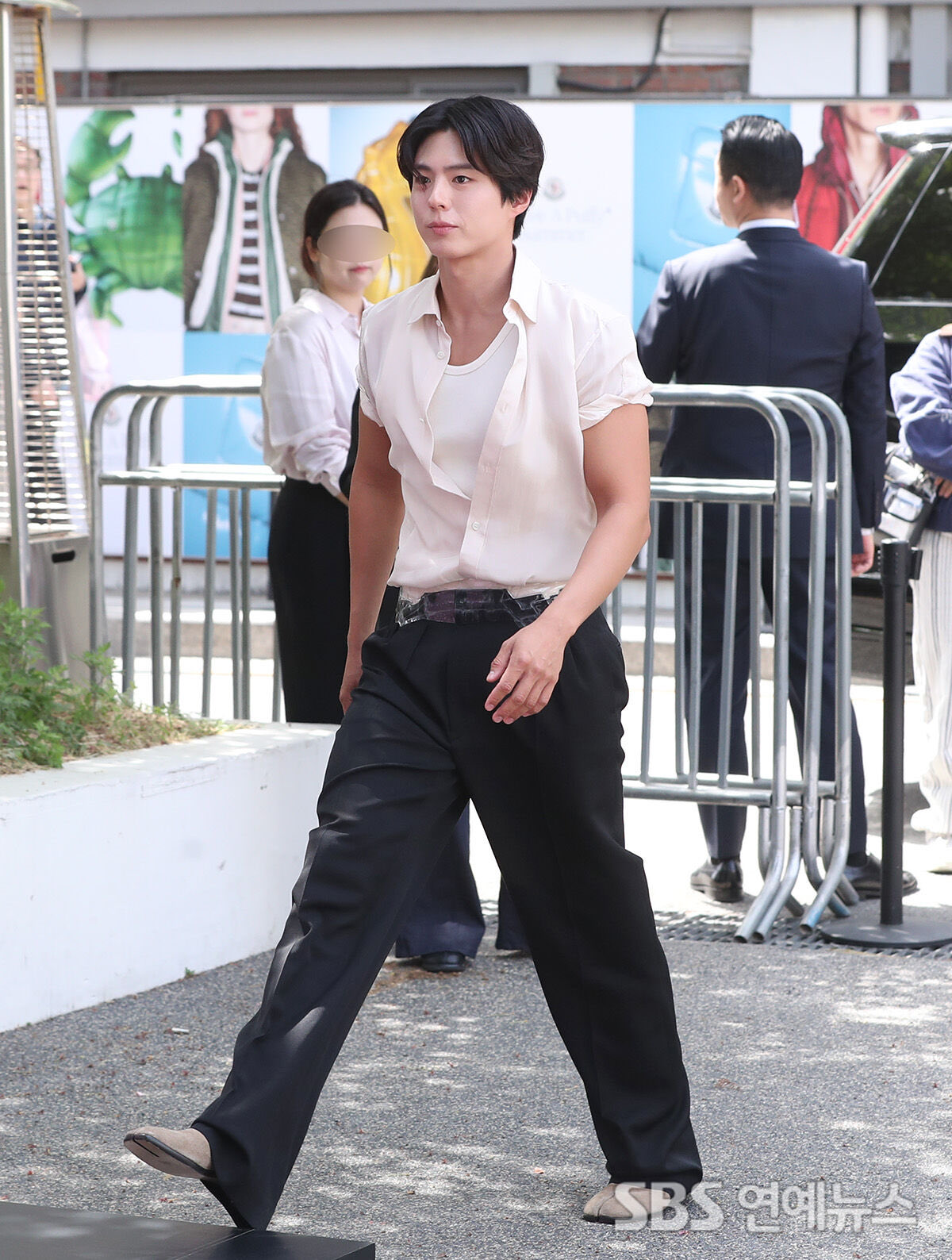 Park Bo Gum bị báo Hàn chê cười vì chiếc quần rộng phải quấn băng dính khỏi tuột giữa sự kiện