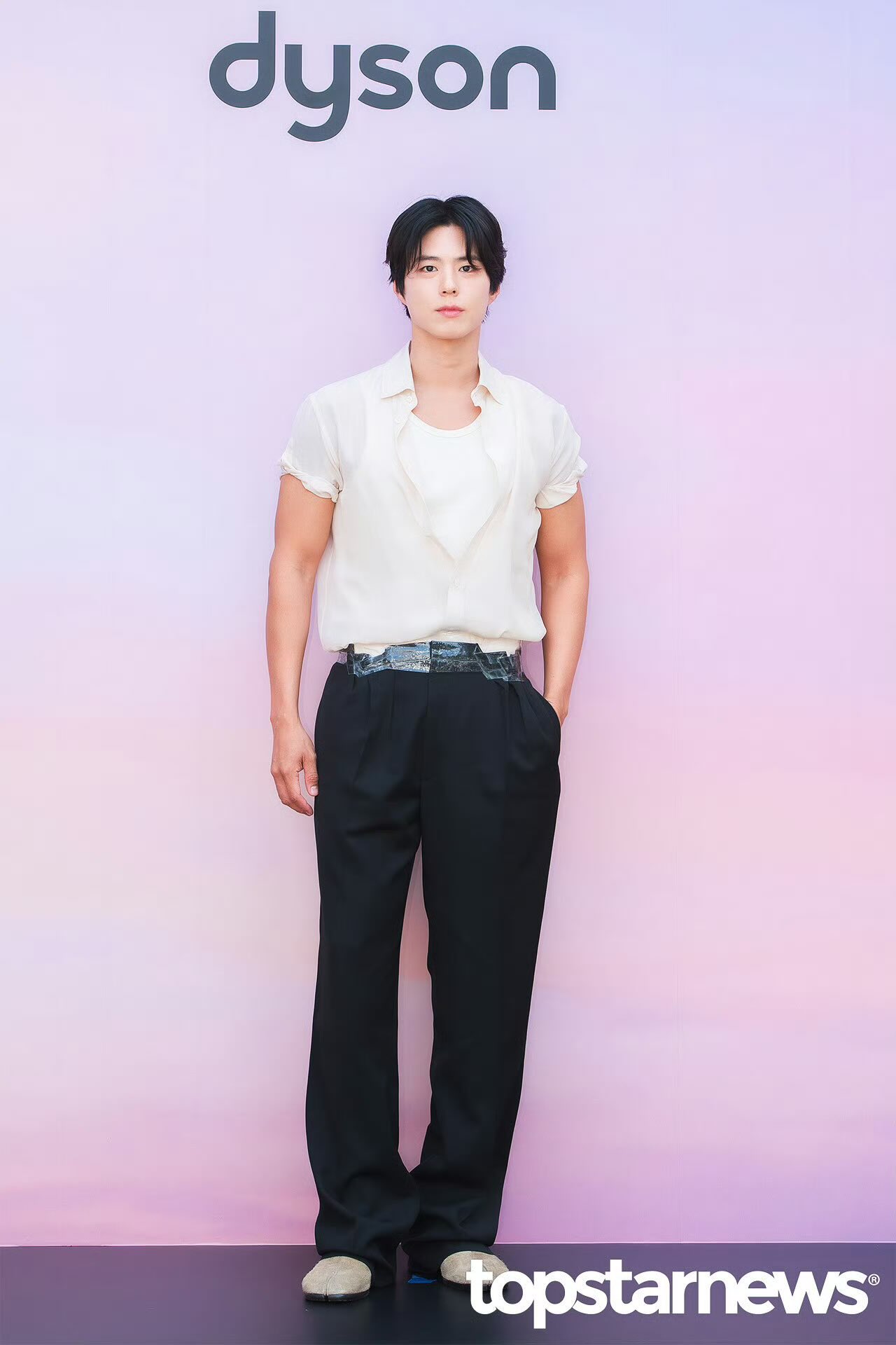 Park Bo Gum bị báo Hàn chê cười vì chiếc quần rộng phải quấn băng dính khỏi tuột giữa sự kiện