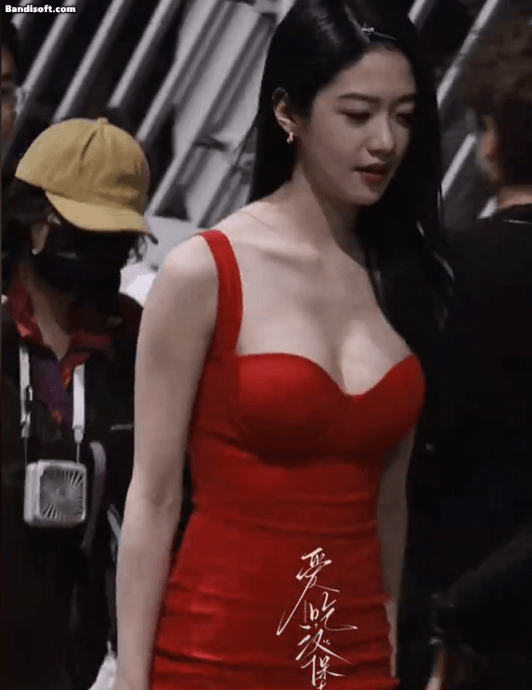 Xinh đẹp, da trắng, vóc dáng gợi cảm - Hướng Hàm Chi sở hữu mọi yếu tố để có thể người tình trong mộng của hàng triệu khán giả.