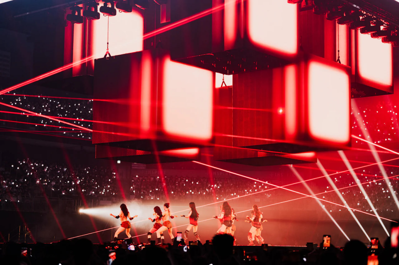 Thiết kế sân khấu ban đầu của TWICE được tối ưu hóa cho không gian của các nhà thi đấu quy mô vừa