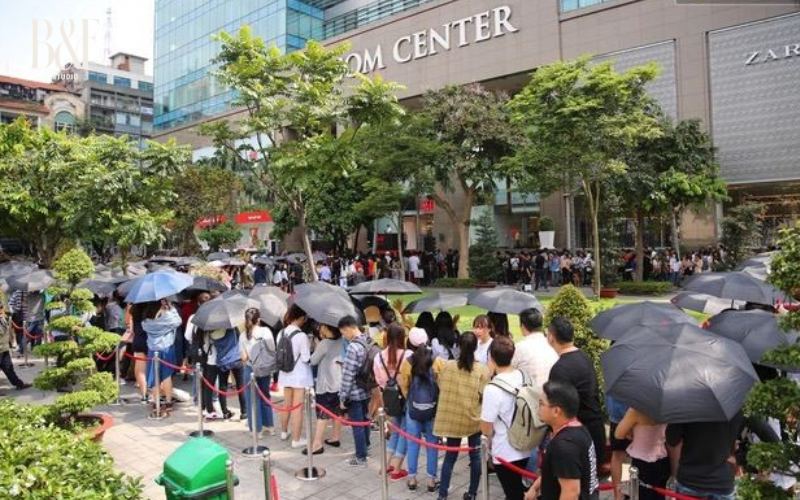 Đám đông xếp hàng trước cửa ngày khai trương store đầu tiên của H&M tại Việt Nam. (Nguồn: B&F Studio)