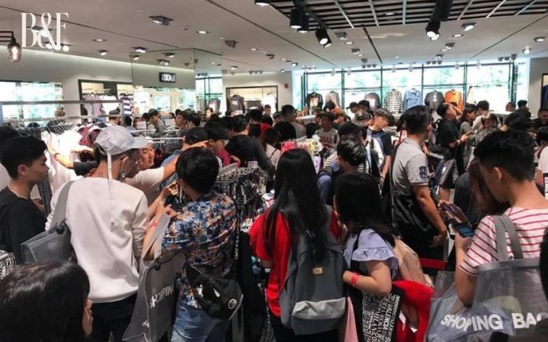 Đối thủ Zara từng khiến giới trẻ Việt xếp hàng xuyên đêm, thời hoàng kim là cú bùng nổ của fast fashion, giờ ra sao?