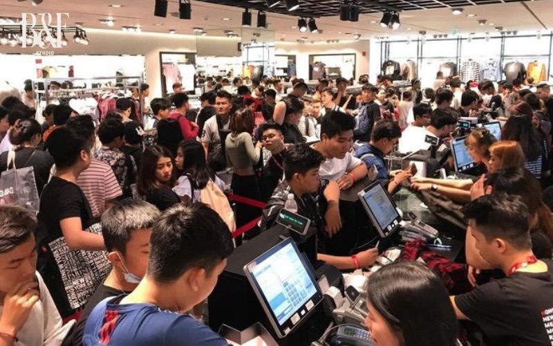 Cảnh tượng chật kín người trong cửa hàng cho thấy sức nóng thời điểm đó của thương hiệu. (Nguồn: B&F Studio)