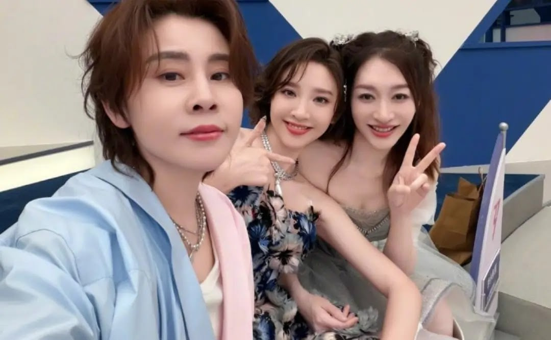 Chính xuất phát điểm đặc biệt và vị trí vững chắc trong lòng công chúng đã giúp Vương Mông và Lý Tiểu Nhiễm vượt qua những tranh cãi về giọng hát