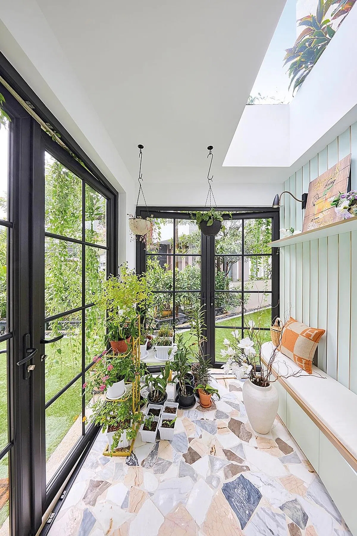 Ngoài thời trang, Jamie còn dành thời gian cho các thú vui như trồng cây, làm vườn.