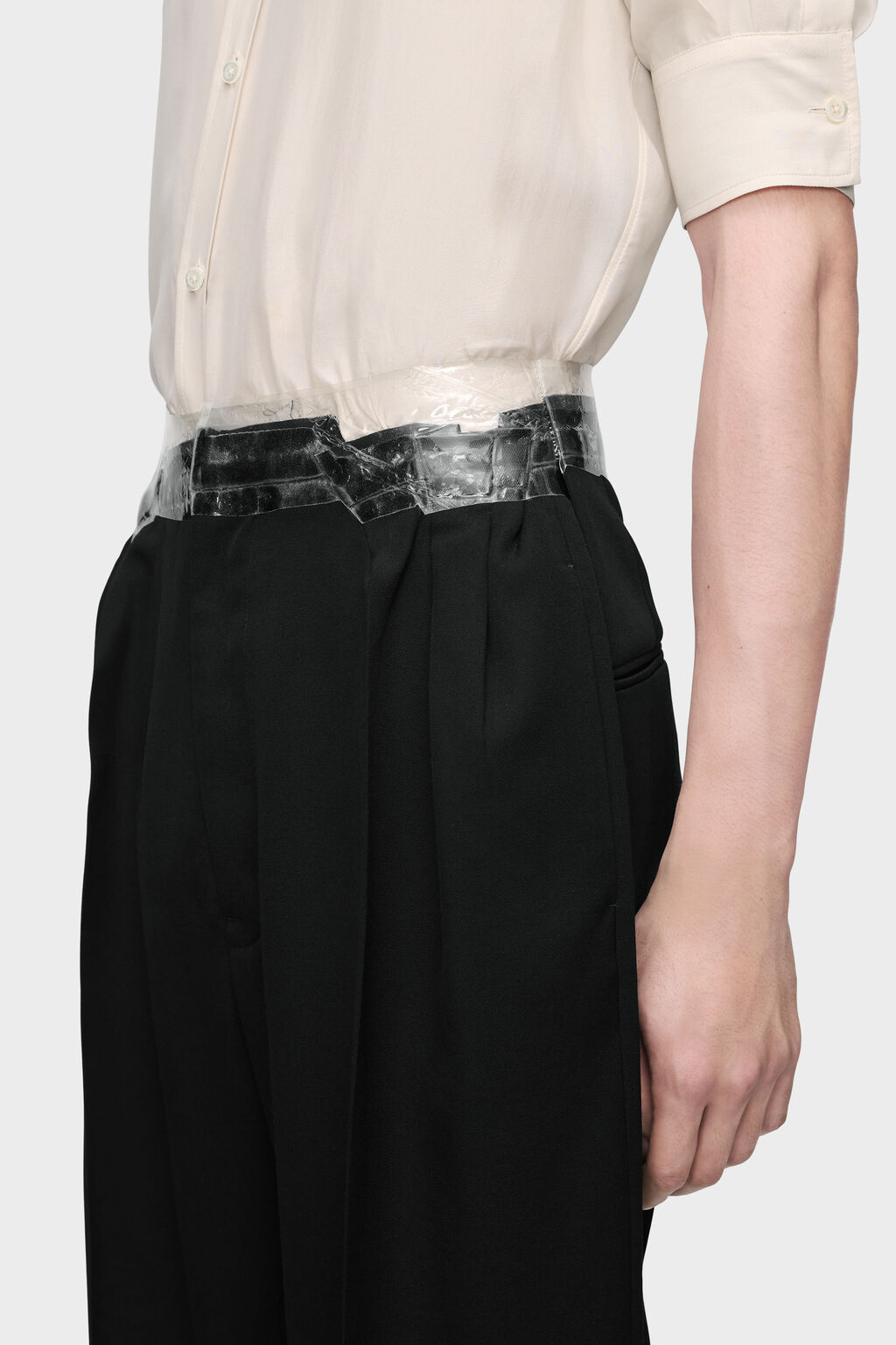 Park Bo Gum bị báo Hàn chê cười vì chiếc quần rộng phải quấn băng dính khỏi tuột giữa sự kiện