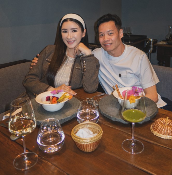 Phú bà và người yêu hiện tại.