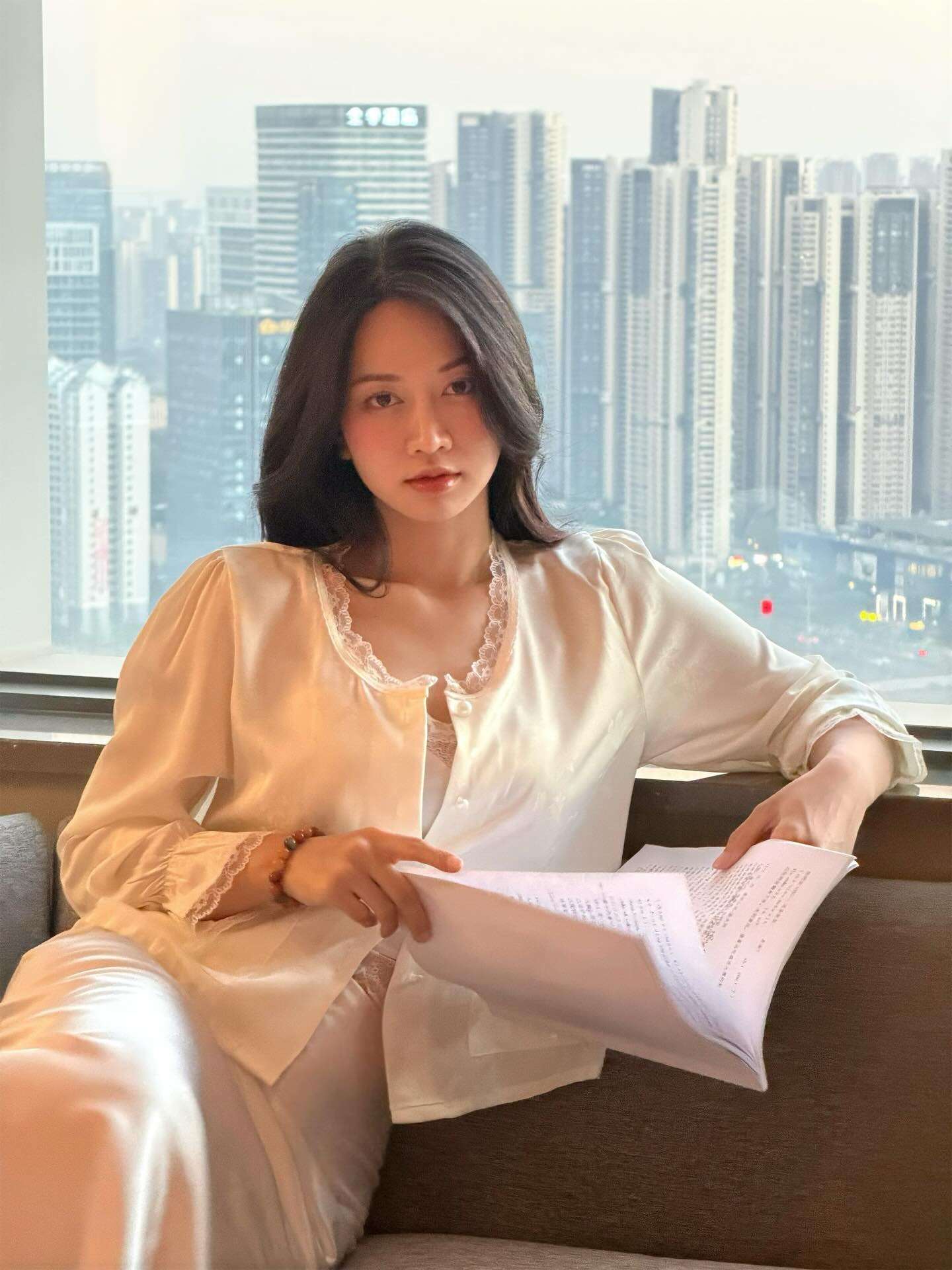 “Cô giáo là bạn thân Quỳnh Kool”: 3 năm trước thu nhập 200 triệu/tháng, ở căn hộ view nhìn thẳng ĐH VinUni