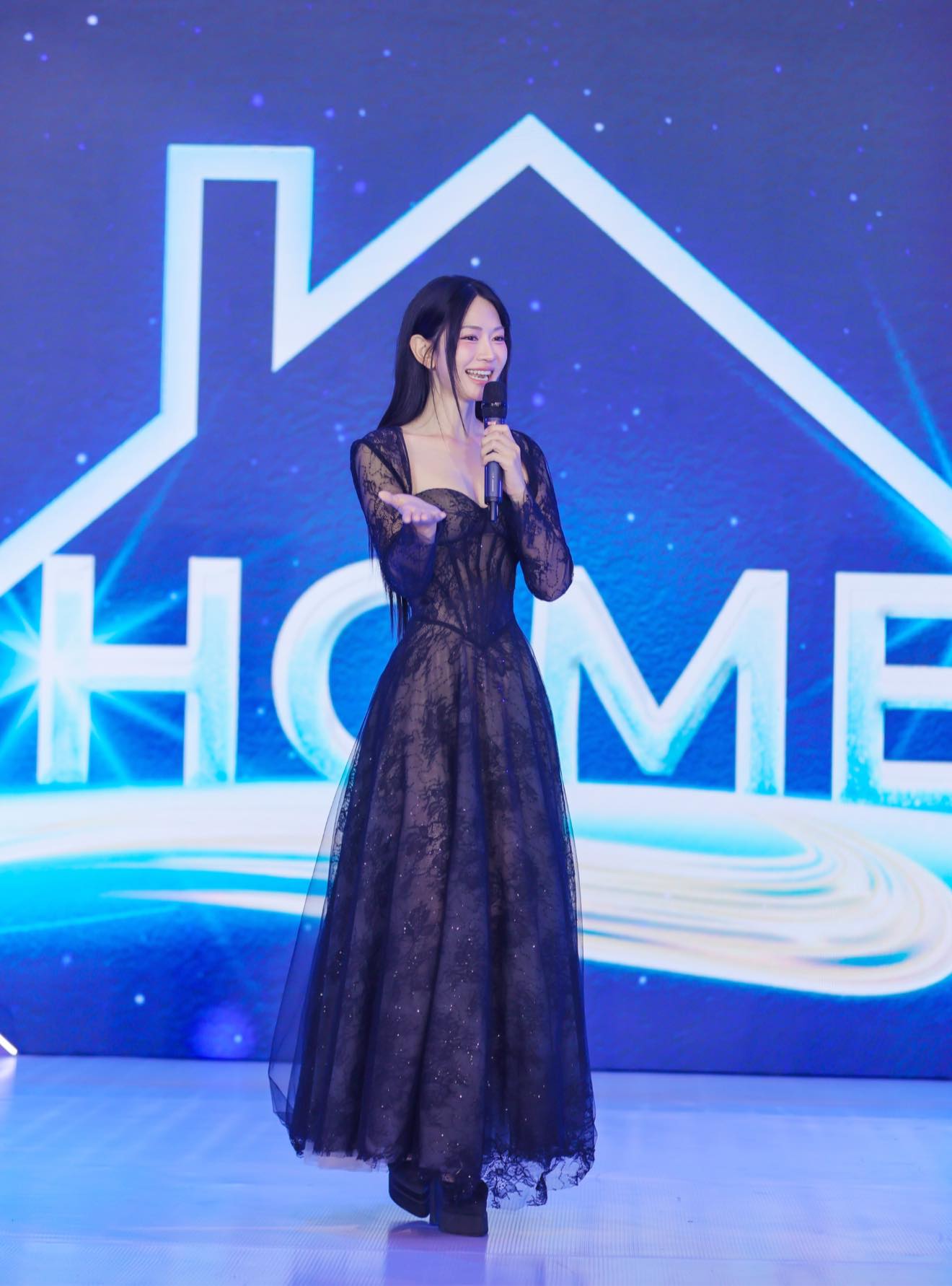 Cô hiện tại là MC, diễn viên. 