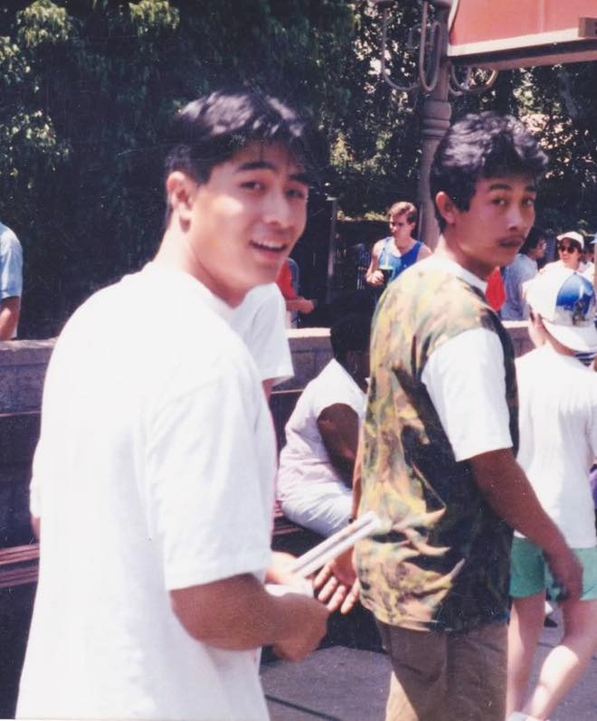 Chỉ một khoảnh khắc ngoái đầu nhìn lại cũng như thể một phân cảnh được cắt ra từ phim Hong Kong (Trung Quốc) thập niên 90