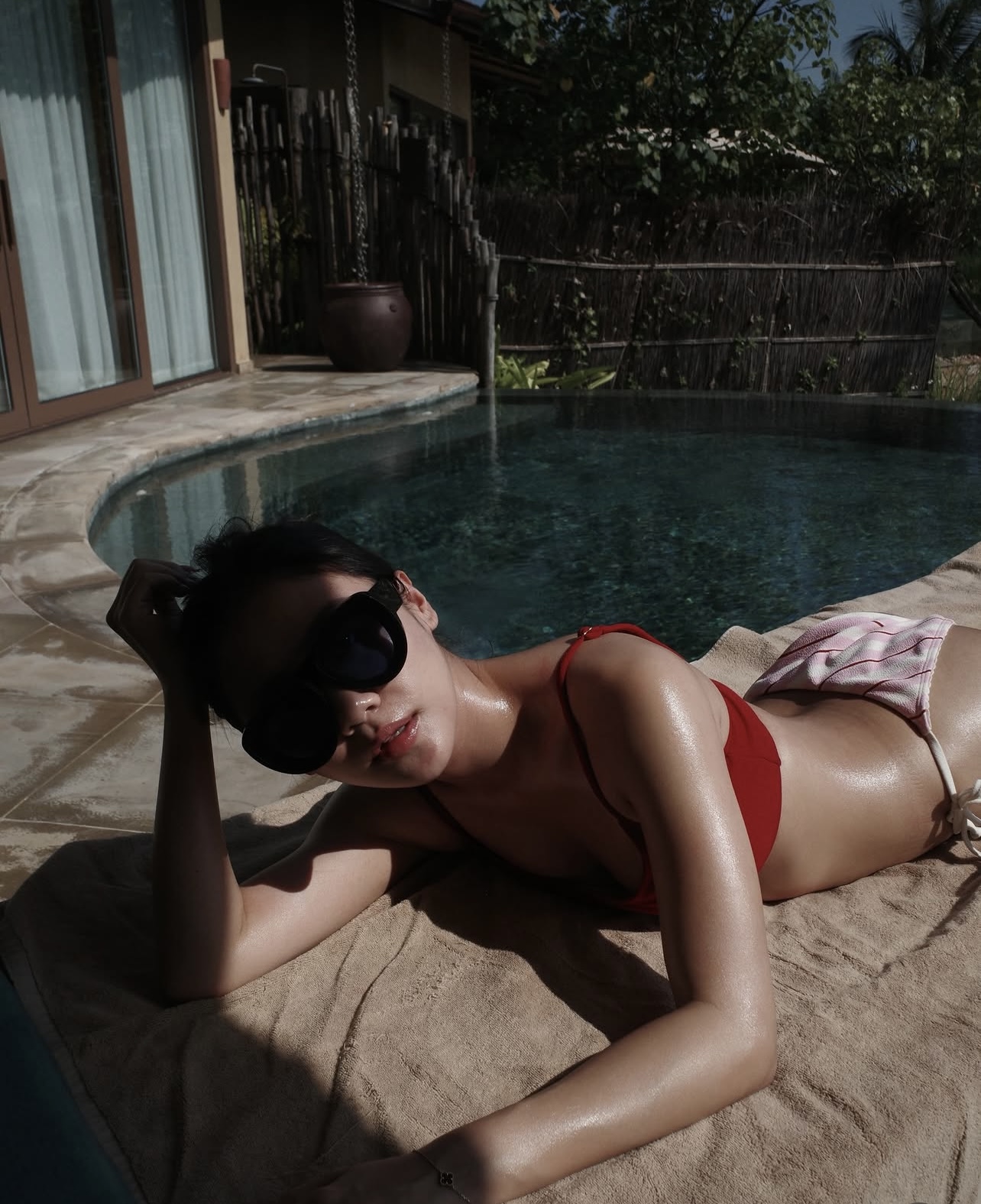 Làn da nâu bóng khoẻ vạn người mê của Văn Mai Hương.