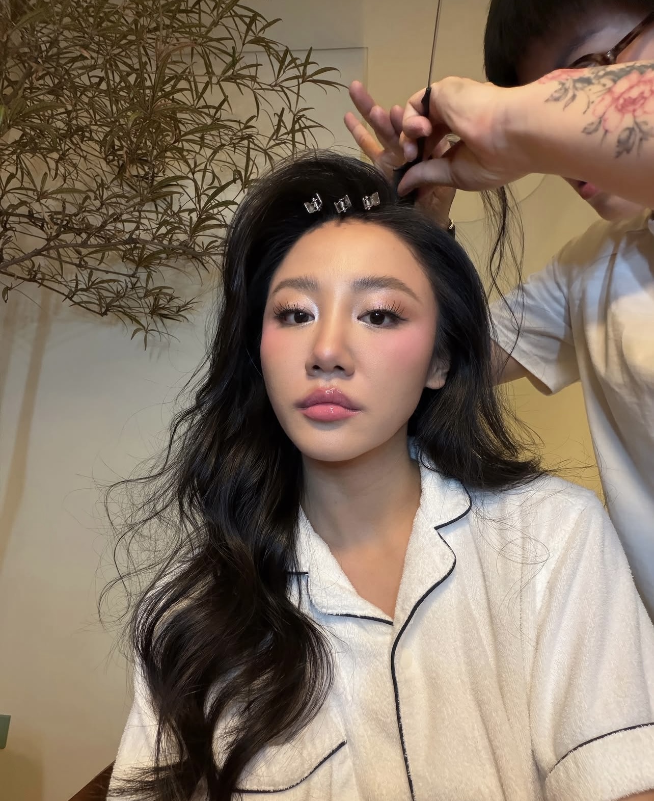 Việc sở hữu làn da mộc đẹp cũng giúp các lớp makeup của nữ ca sĩ trở nên mướt mịn, tệp vào da. (Ảnh: Instagram)