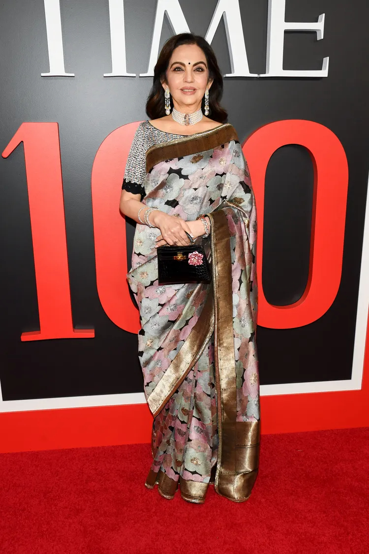 Người phụ nữ giàu nhất châu Á đeo viên kim cương có một không hai trên đời đến tiệc có Jennie