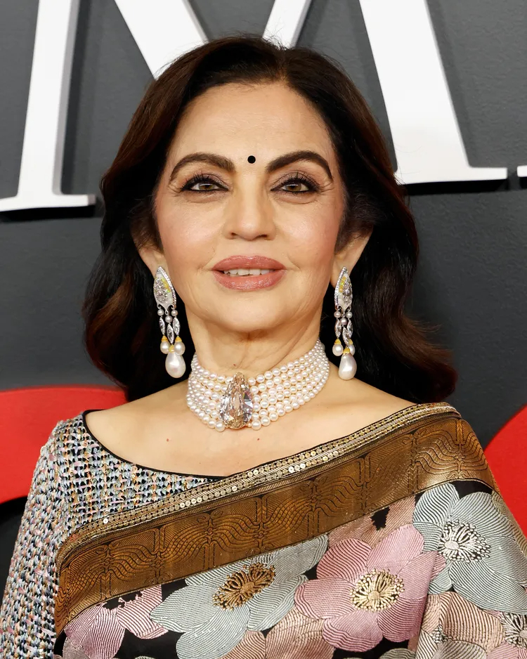 Người phụ nữ giàu nhất châu Á đeo viên kim cương có một không hai trên đời đến tiệc có Jennie