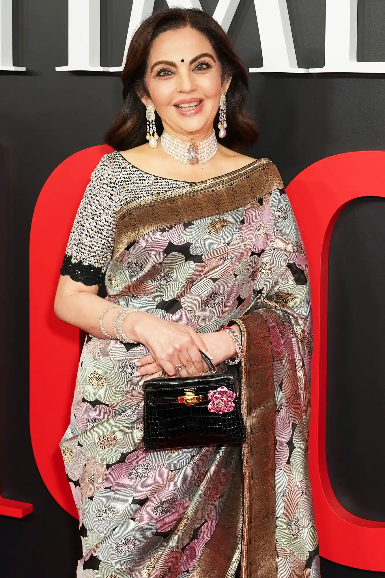 Người phụ nữ giàu nhất châu Á đeo viên kim cương có một không hai trên đời đến tiệc có Jennie