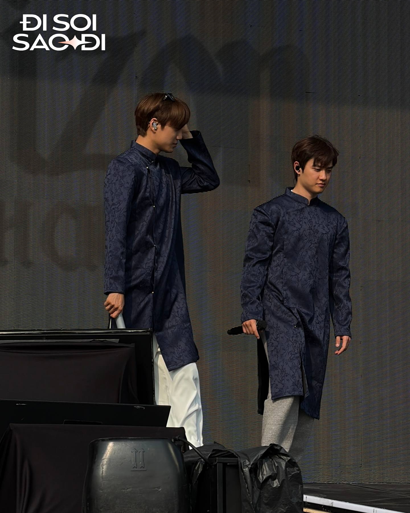 ... trong khi 4 thành viên còn lại của EXO đều có quần dài để mặc cùng áo dài Việt Nam (Ảnh Đi Soi Sao Đi).