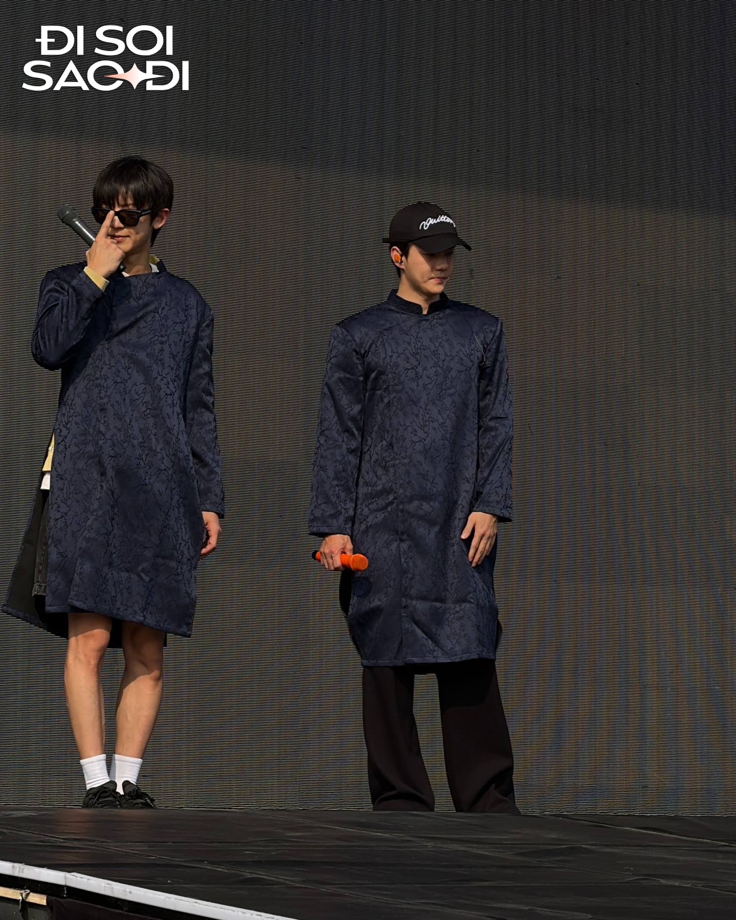 Chanyeol mặc áo dài trong buổi soundcheck trước concert chiều ngày 25/4... (Ảnh Đi Soi Sao Đi).