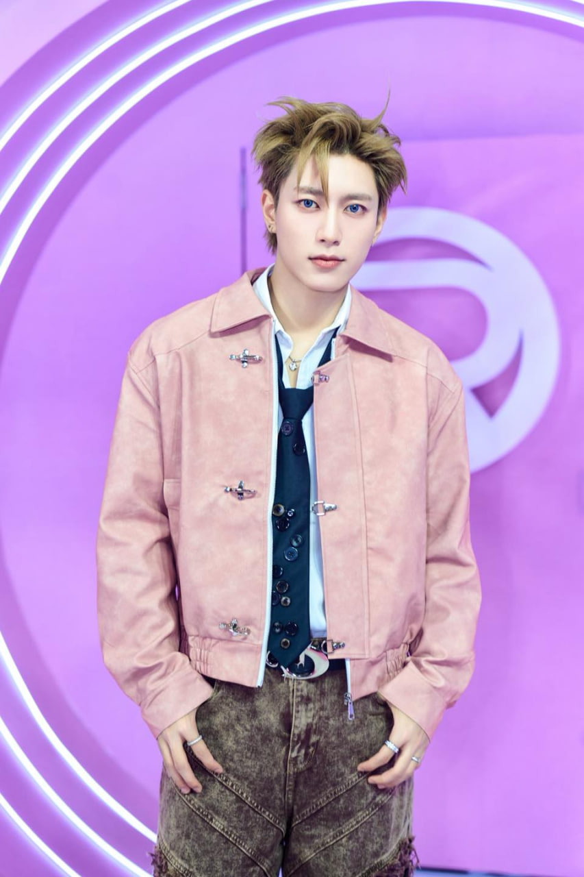 Việt Nam có ca sĩ đẹp trai chuẩn nam thần, chưa ra bài hát nào đã hot chỉ nhờ nhan sắc