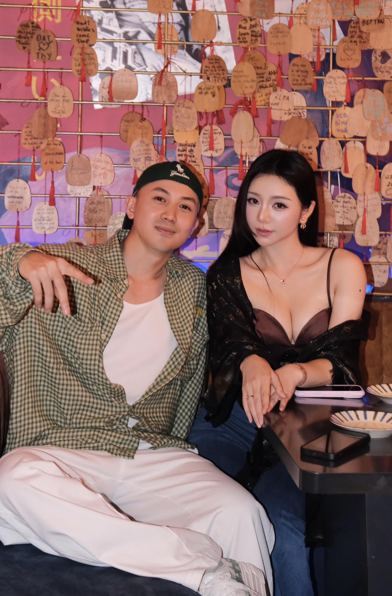 Quỳnh Kool gợi cảm bên Hoàng Anh Vũ