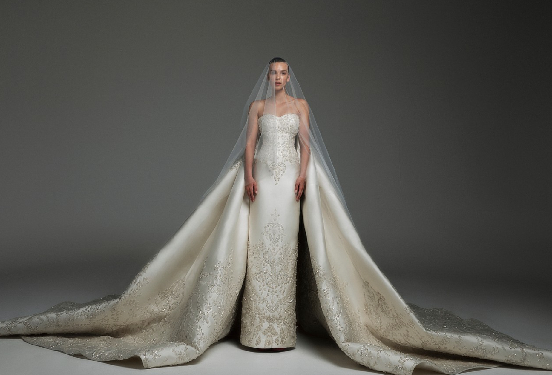  Ngoài những thiết kế haute couture dành cho thảm đỏ, Ashi Studio còn gây ấn tượng mạnh với dòng trang phục cưới.