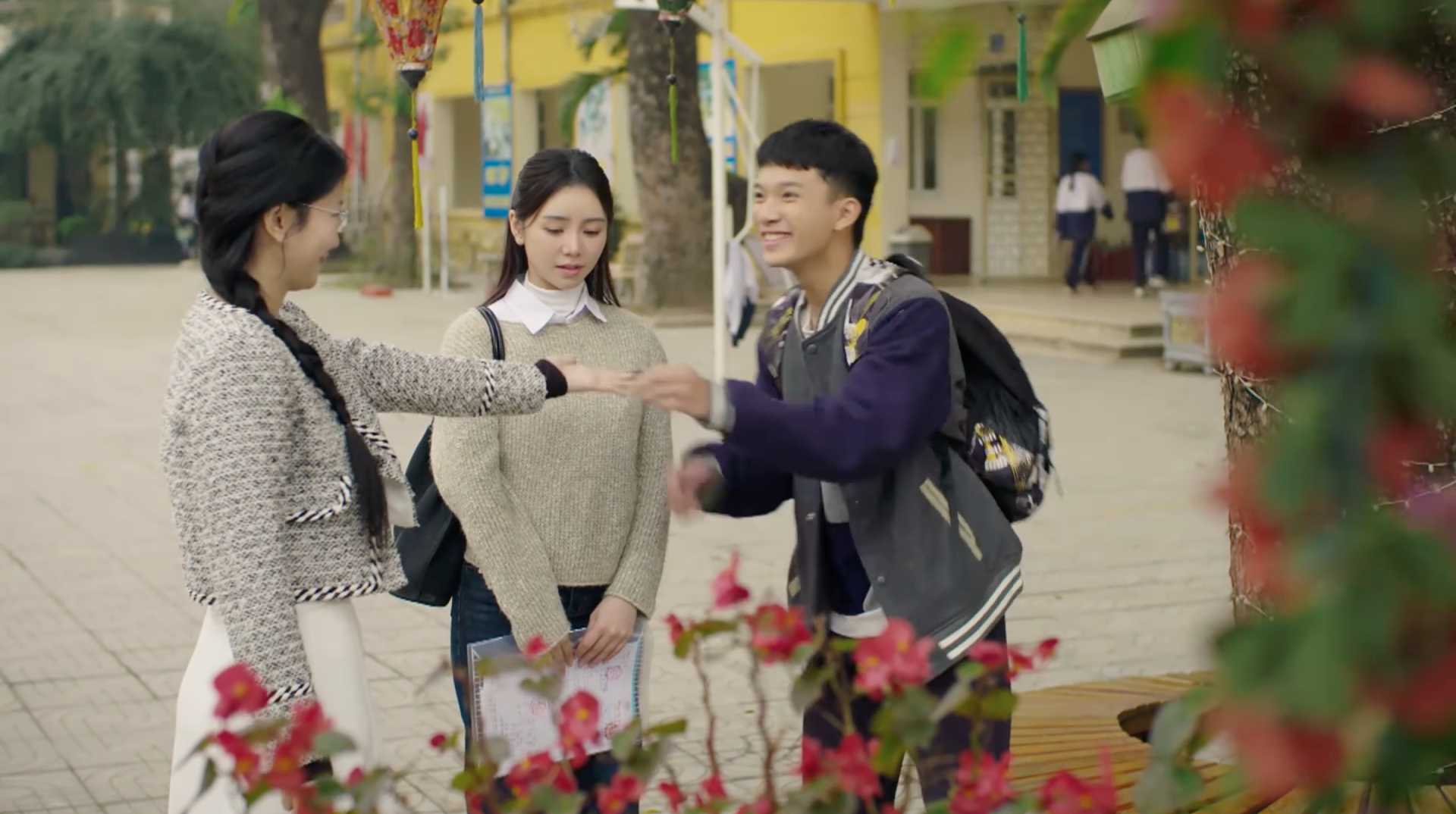 Cô dạy cùng trường và là bạn thân của Thương (nhân vật do Quỳnh Kool đảm nhận).