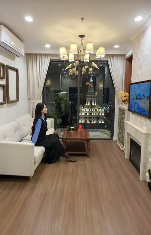 “Cô giáo là bạn thân Quỳnh Kool”: 3 năm trước thu nhập 200 triệu/tháng, ở căn hộ view nhìn thẳng ĐH VinUni