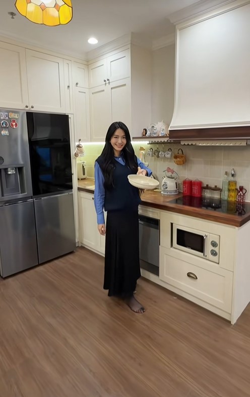 “Cô giáo là bạn thân Quỳnh Kool”: 3 năm trước thu nhập 200 triệu/tháng, ở căn hộ view nhìn thẳng ĐH VinUni