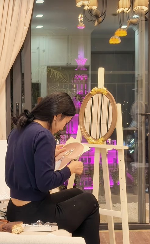 “Cô giáo là bạn thân Quỳnh Kool”: 3 năm trước thu nhập 200 triệu/tháng, ở căn hộ view nhìn thẳng ĐH VinUni