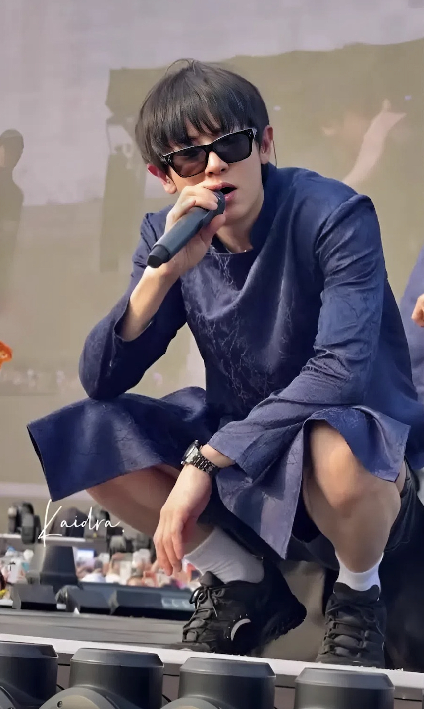 Nam idol bị chỉ trích thiếu tôn trọng văn hoá Việt Nam, trong khi các fan hâm mộ ra sức bảo vệ anh vì cho rằng đây là tình huống bất khả kháng (Ảnh: X).