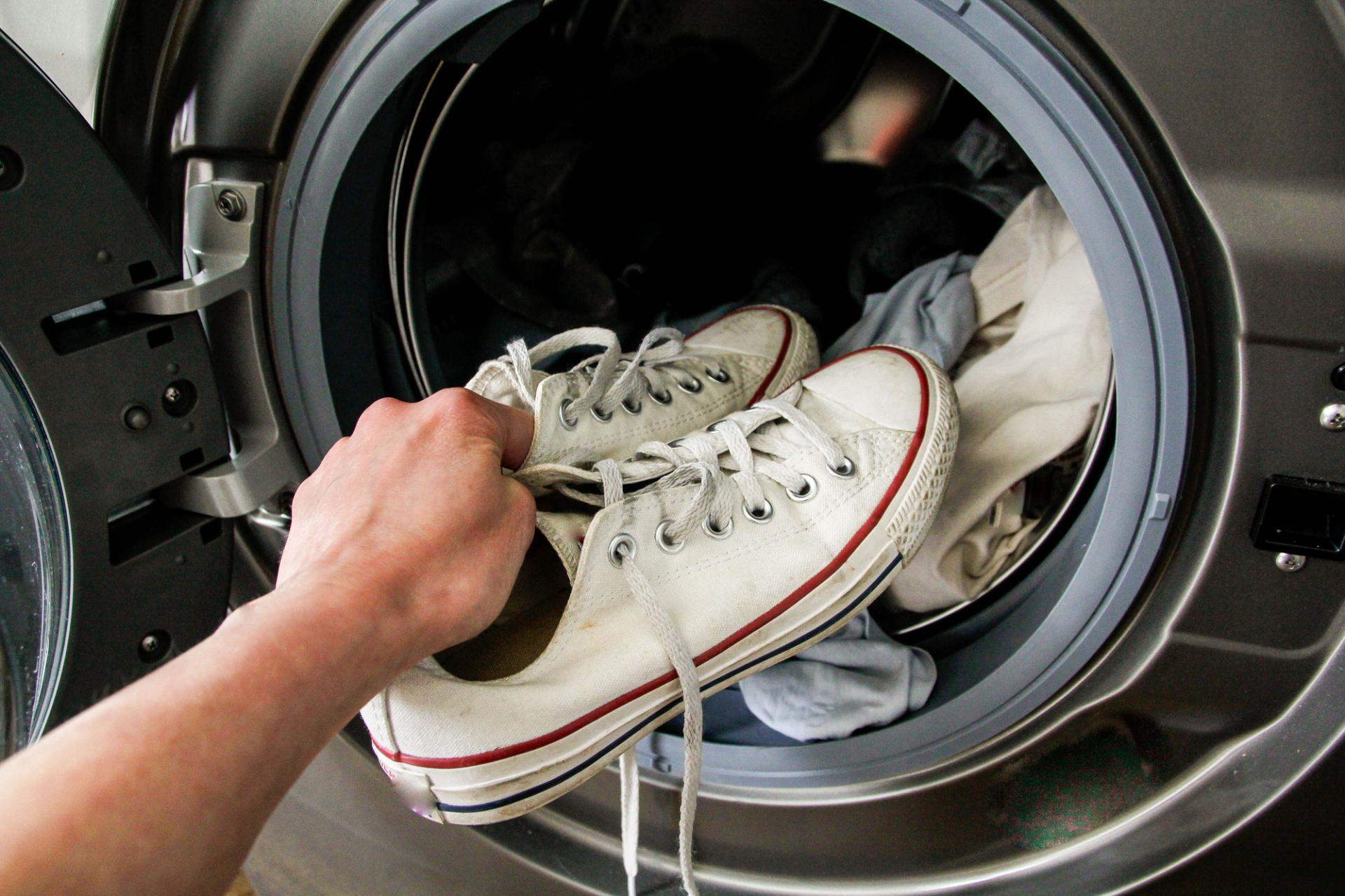 shoes-in-washing-machine-gettyimages-1401958599-bb2e36b524d04ea293f5fdd92865cc41-1746176178683-174617617927061006336-1746252138352-17462521385941478145159