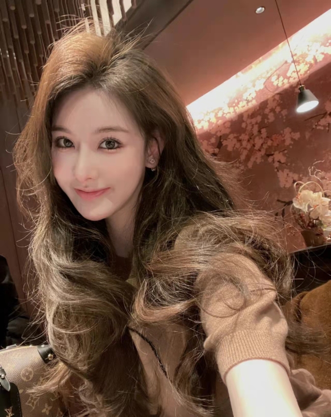 Một bài hình ảnh mới đây của hot girl này. Nguồn ảnh: Douyin.

