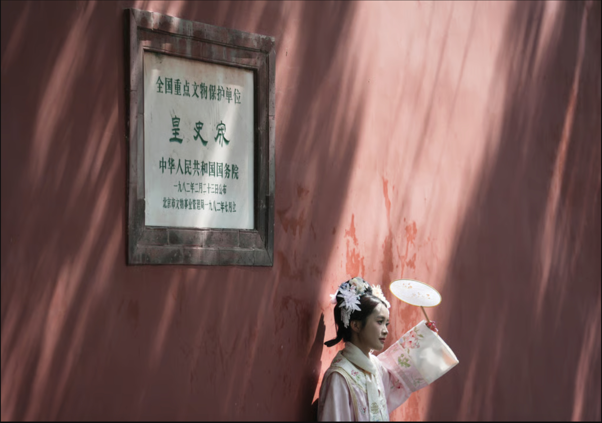 Sự thật sau những bức tường đỏ dùng 600.000 tấn máu lợn 