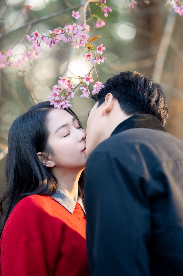 Cảnh khóa môi đáng mong chờ giữa Ngọc Trinh và Lê Xuân Tiền.