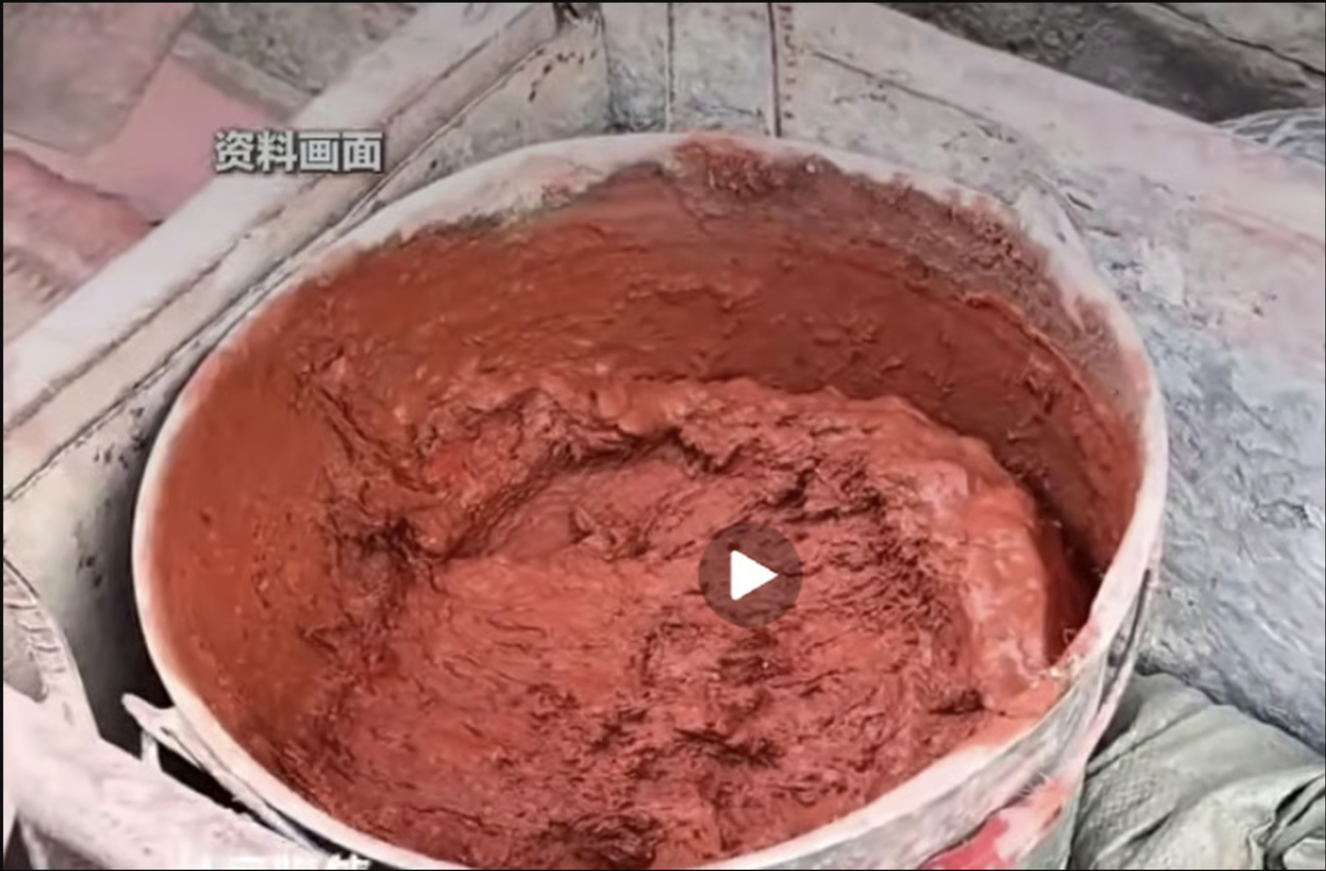 Sự thật sau những bức tường đỏ dùng 600.000 tấn máu lợn 