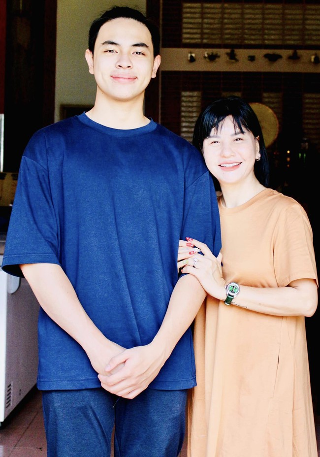 Cát Phượng dành thời gian chăm sóc con trai sau khi đỗ vỡ 2 lần 