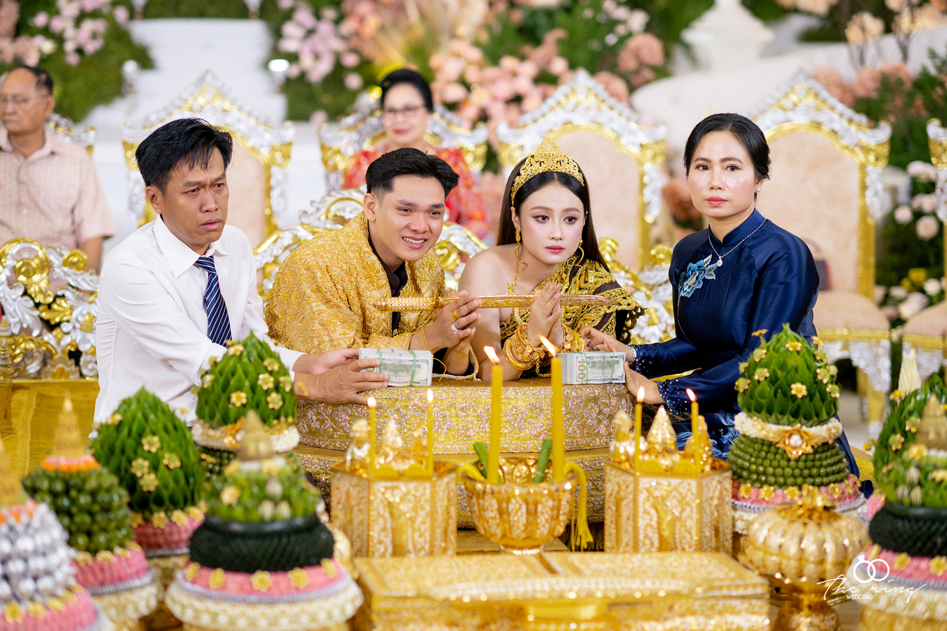 Bố vợ và con rể đều bật khóc trong ngày cưới.