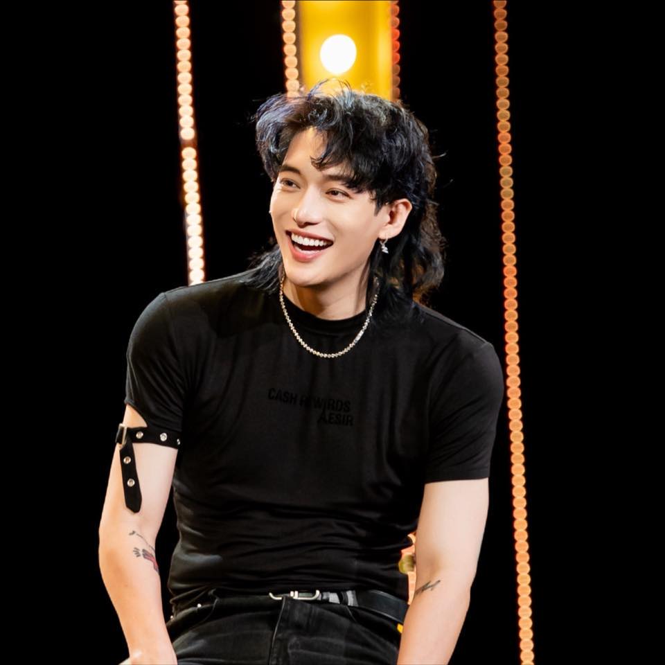 Châu Đăng Khoa từng thẳng thắn chê sáng tác của buitruonglinh là “tầm thường”, trong khi chính anh hiện lại vướng tranh cãi vì ca từ trong bài hát mới (Ảnh: FBNV)