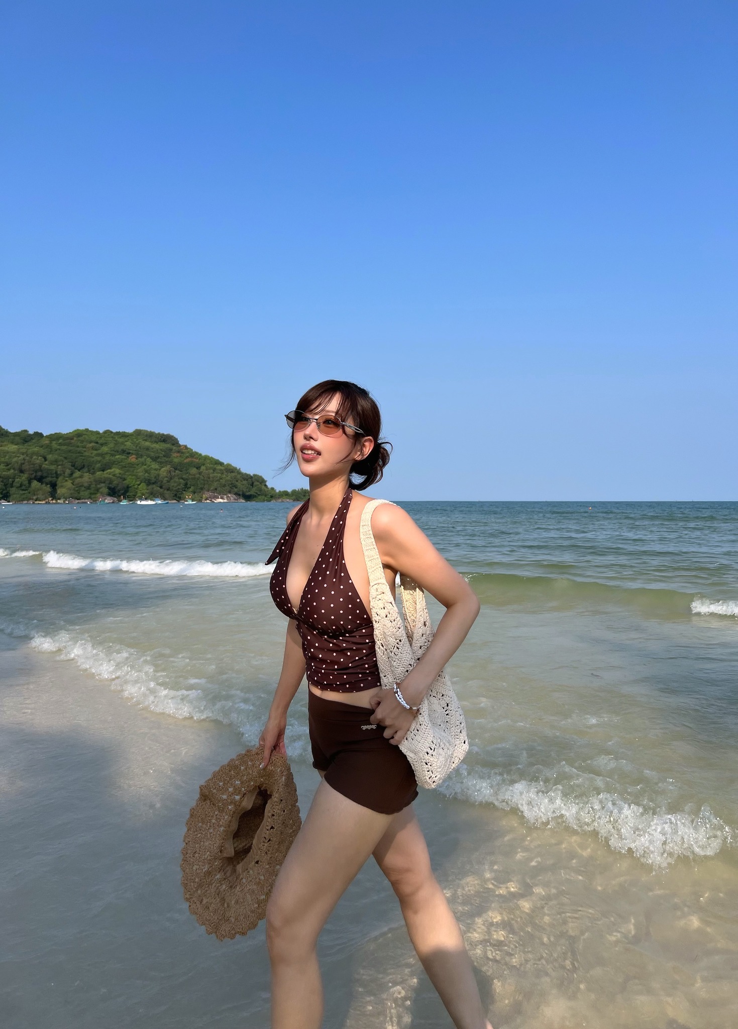 Mỹ nhân Việt đi biển: Min diện đồ kín mà slay hết nấc, Huyền Baby khoe dáng không ai tin cô đã 2 lần sinh con