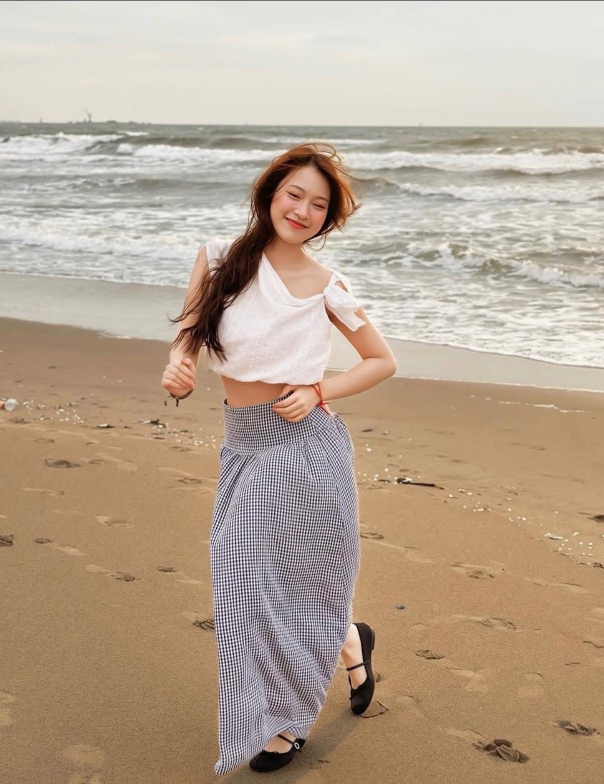 Mỹ nhân Việt đi biển: Min diện đồ kín mà slay hết nấc, Huyền Baby khoe dáng không ai tin cô đã 2 lần sinh con