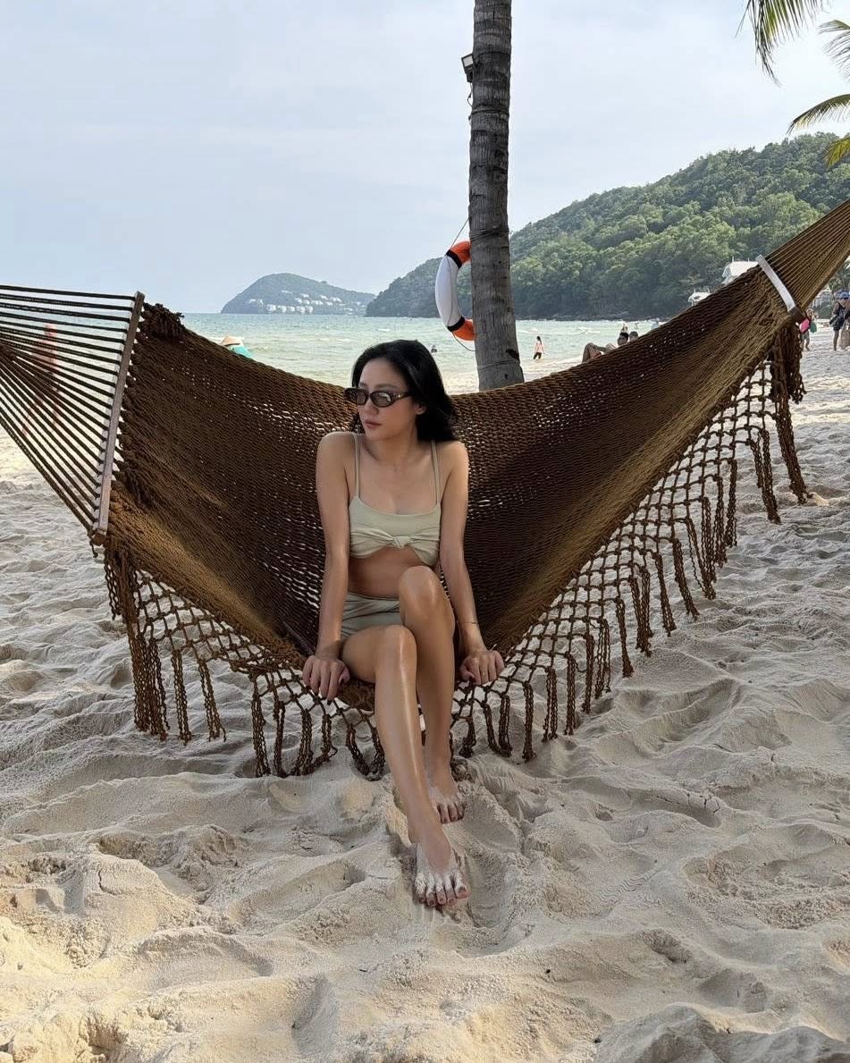 “Bà hoàng” đi biển hè năm nay không thể không nhắc đến Văn Mai Hương. Mỹ nhân sinh năm 1994 chăm vi vu biển, diện bikini tôn dáng thon gọn cùng làn da nâu khỏe khoắn. Mới đây, cô tiếp tục check-in tại một bãi biển cực chill, chọn bikini màu xanh bơ dịu mắt, vừa nổi bật vừa hợp không khí hè