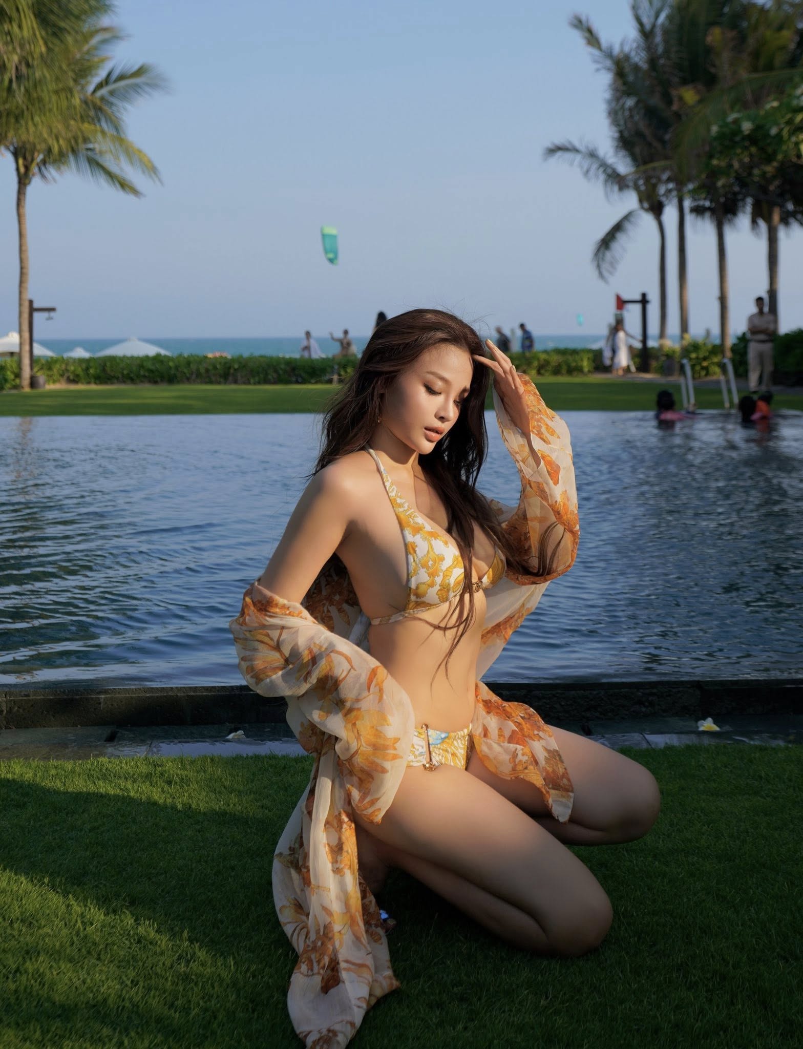 Mỹ nhân Việt đi biển: Min diện đồ kín mà slay hết nấc, Huyền Baby khoe dáng không ai tin cô đã 2 lần sinh con