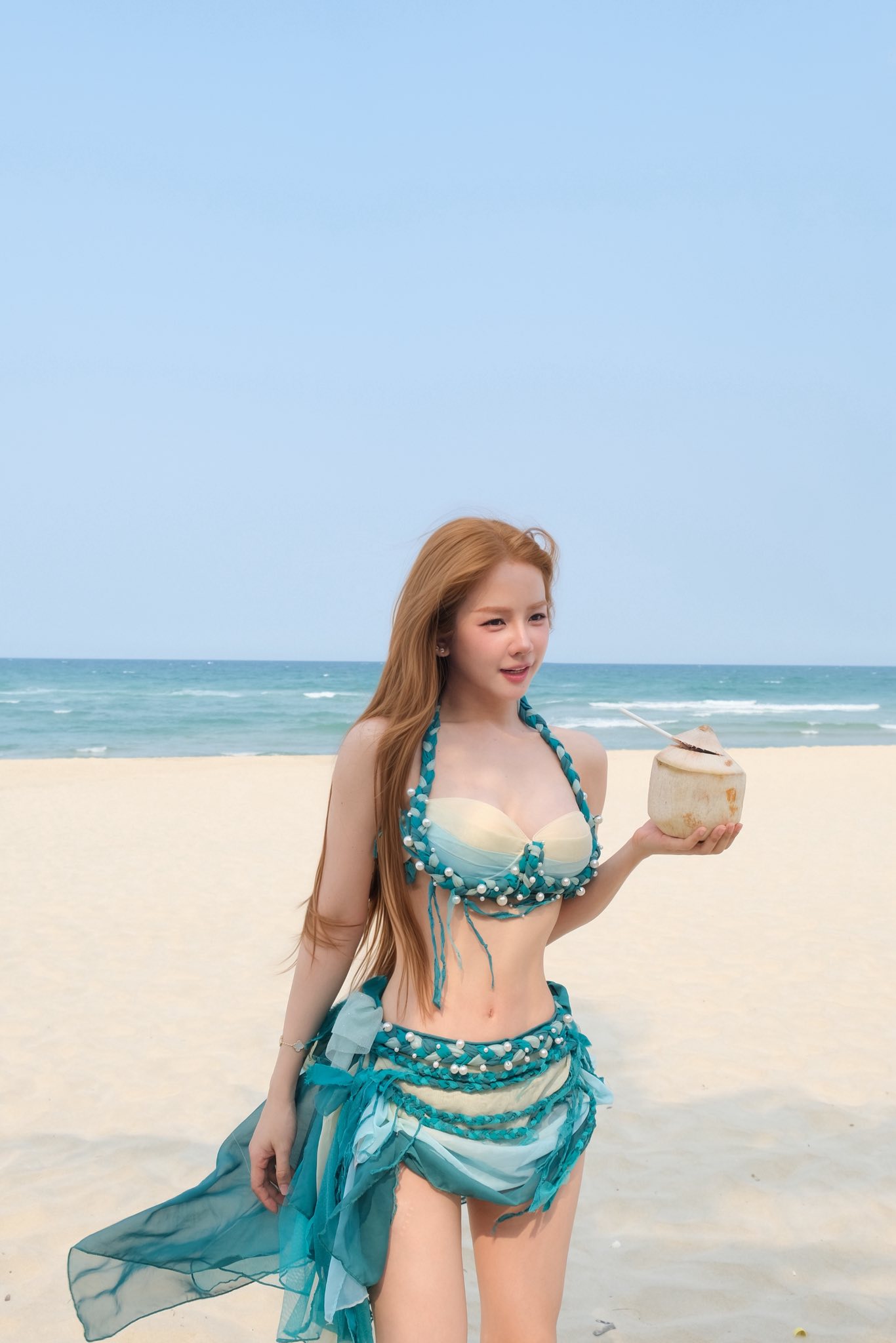 Mỹ nhân Việt đi biển: Min diện đồ kín mà slay hết nấc, Huyền Baby khoe dáng không ai tin cô đã 2 lần sinh con