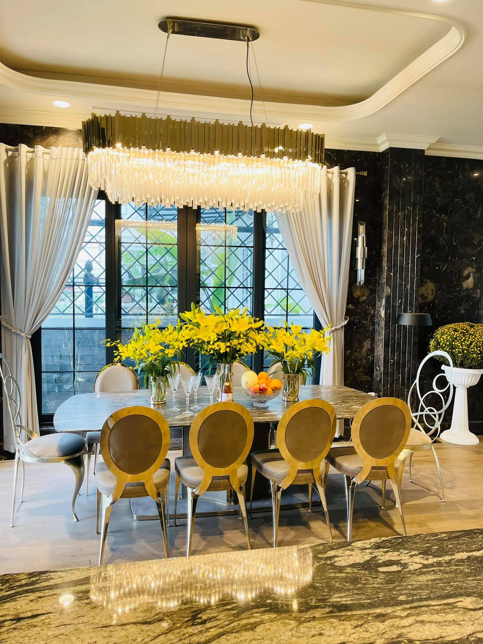 Khu bàn ăn đối diện bếp nấu, vừa sang xịn vừa tiện nghi trong sinh hoạt